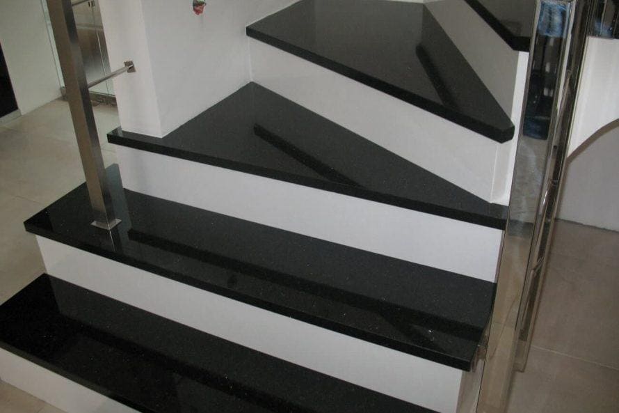 schody z czarnymi stopniami