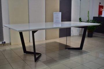 stół z kamiennym blatem