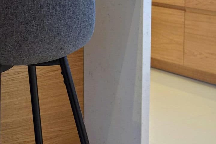 krzesło przy blacie